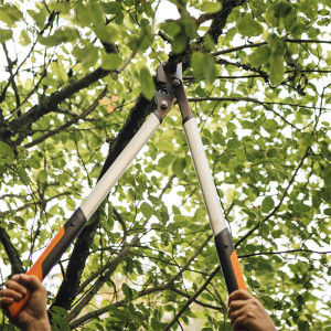 TIJERA DE PODA DOS MANOS FISKARS CON CREMALLERA